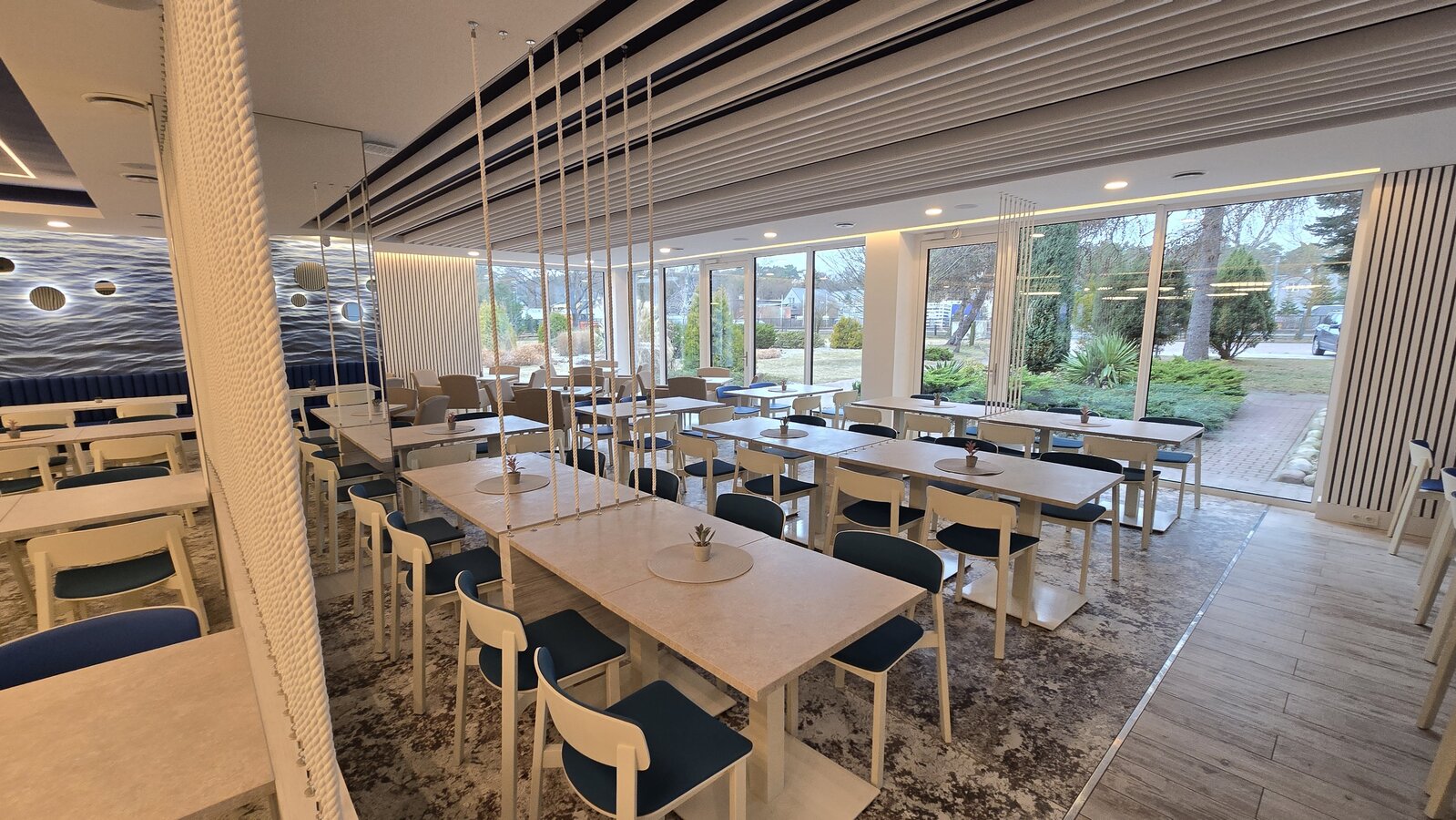 Jasna sala restauracyjna Ośrodek Bryza Dźwirzyno strefa gastronomiczna