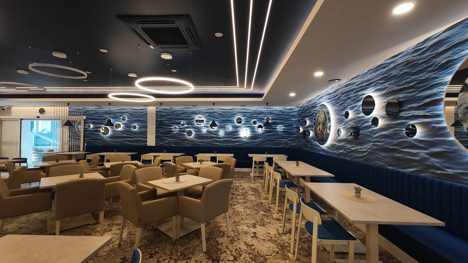Sala restauracyjna wieczorem Ośrodek Bryza Dźwirzyno bufet szwedzki
