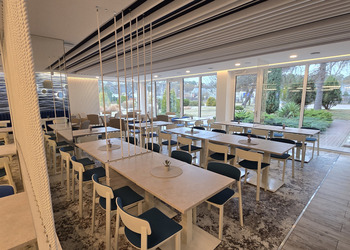 Jasna sala restauracyjna Ośrodek Bryza Dźwirzyno strefa gastronomiczna